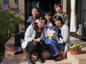 パピーウォーカー家族と子犬の記念写真